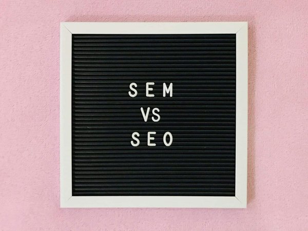 Wie kann KI die Effizienz von Lieferketten verbessern?