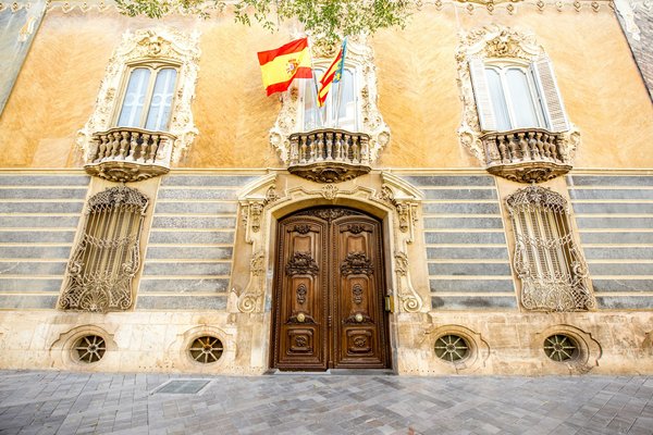 Wie entwickelt man eine starke Marke in einem gesättigten Markt?